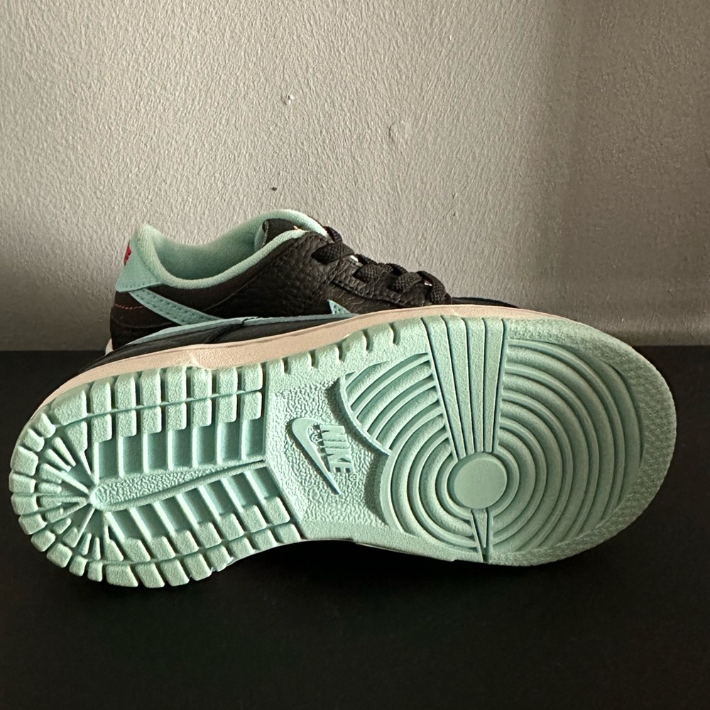 Nike - Picture 2 of 4